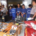 Kawanan Pembobol Kios Ponsel Beserta Barang Bukti. Foto: R-lisa FM